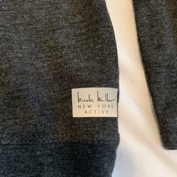 Nicole Miller Gray Active Open Back Top - Picture 4 of 5